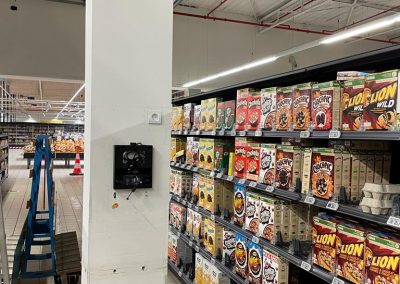 Photo de supermarché avec poteau nu